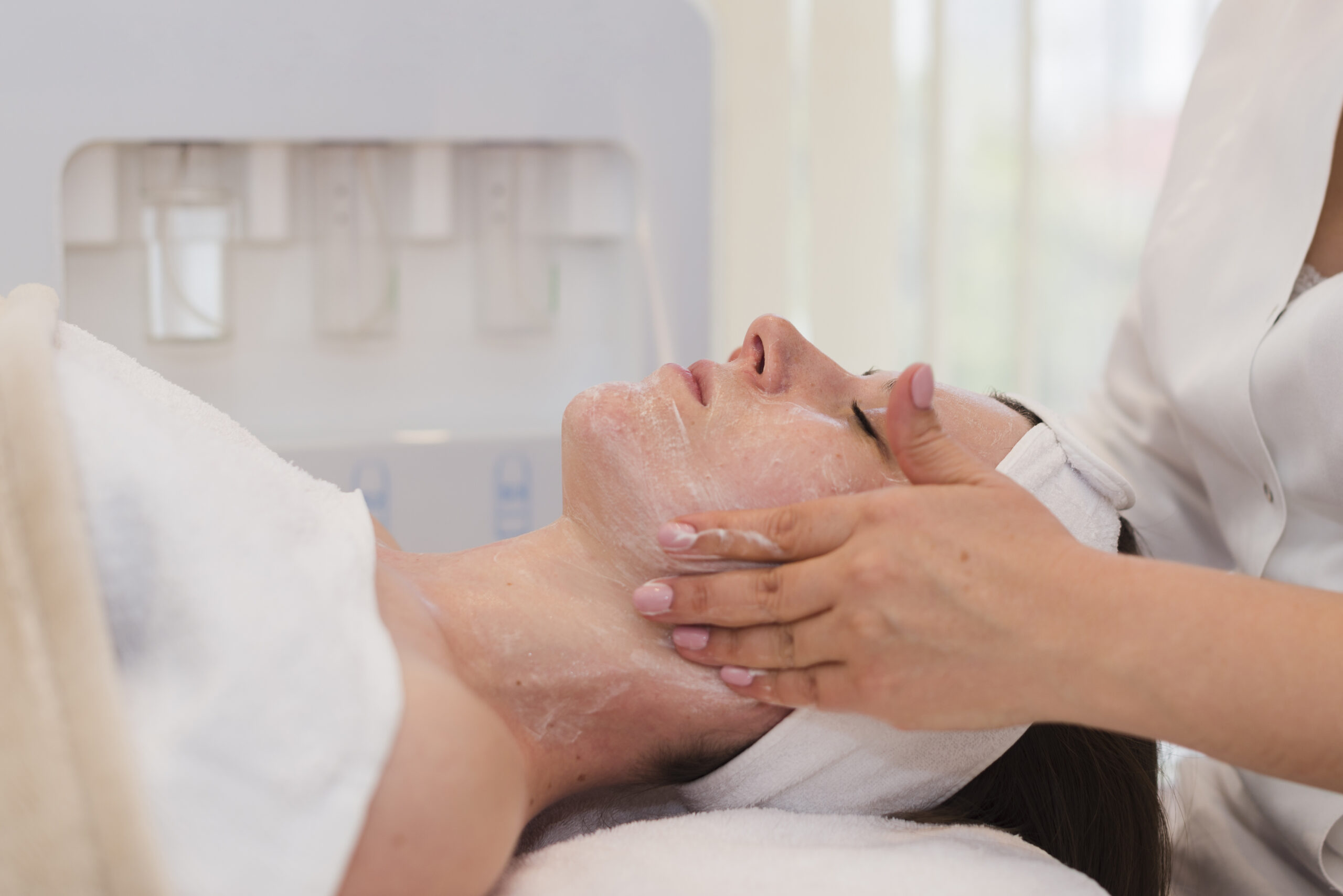 girl-receiving-facial-treatment-beauty-salon